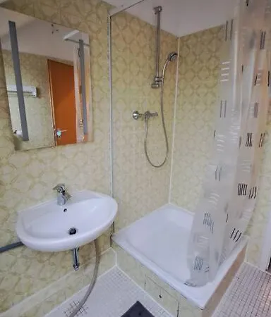 Kleine Uninaehe. Bad. Wlan Kueche شقة *