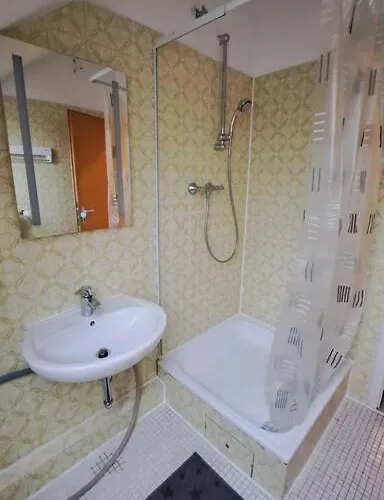 Kleine Uninaehe. Bad. Wlan Kueche شقة *